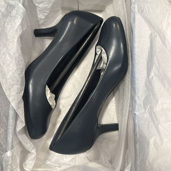 Easy Street Round Toe Heel - Picture 2 of 3